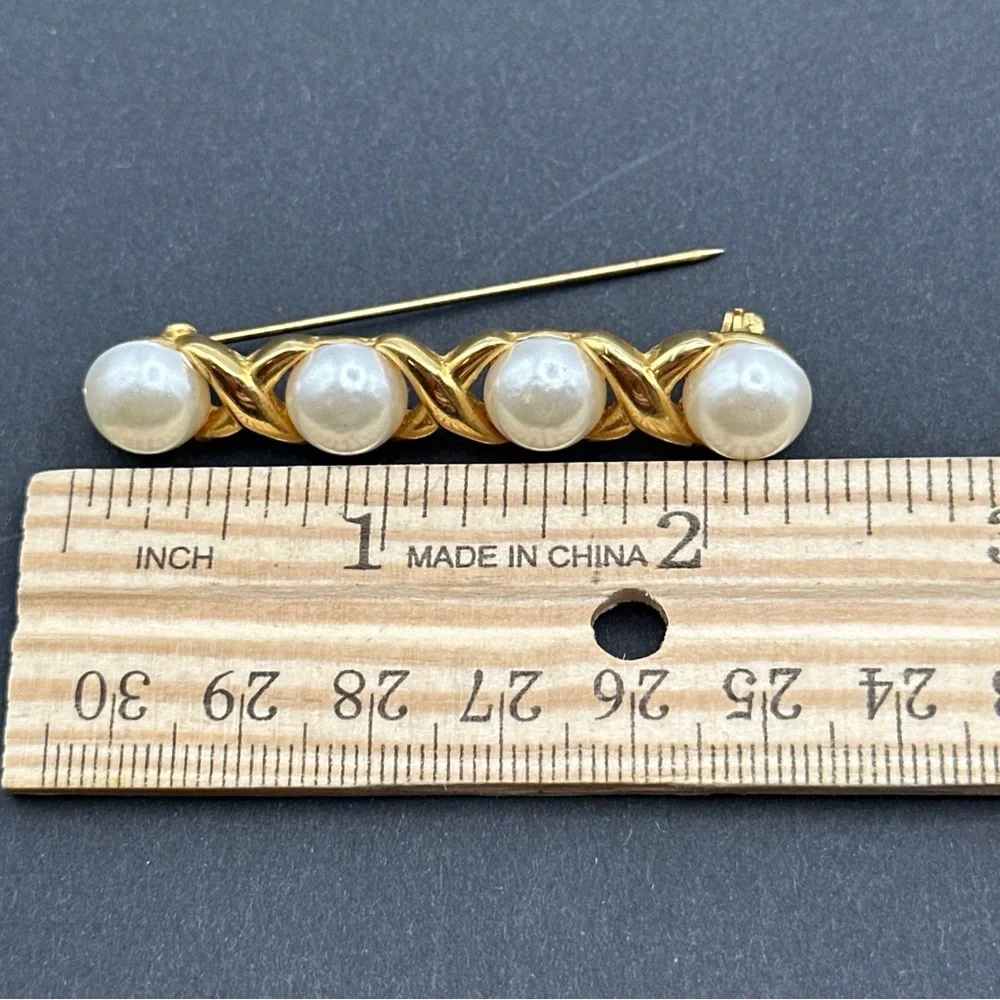 Vintage‎ AAI pearl brooch
